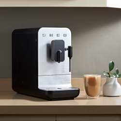 Smeg BCC12BLMEU Espressomaskine Sort Inkl. 1,8kg Rigtig Kaffe Mixpakke Hele Kaffebønner