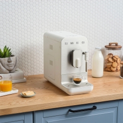 Smeg BCC12WHMEU Espressomaskine Hvid Inkl. 1,8kg Rigtig Kaffe Mixpakke Hele Kaffebønner